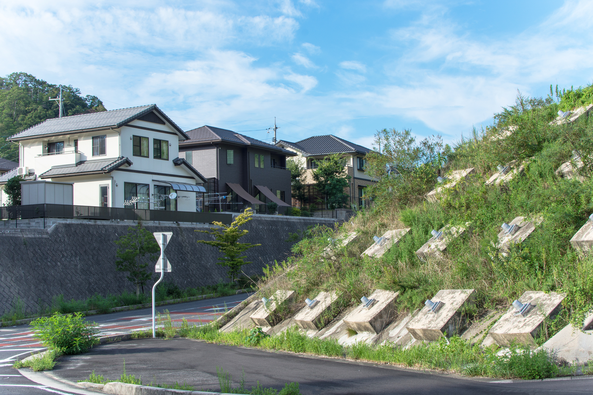 住宅団地入口の擁壁