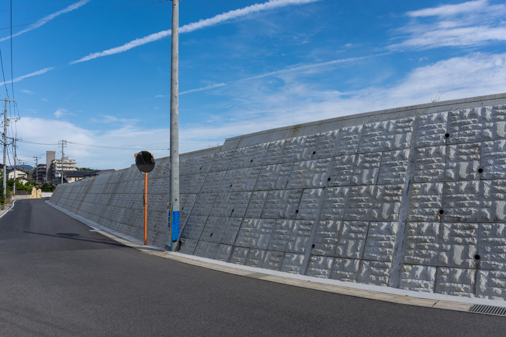 新しい擁壁と青空