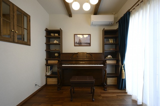 リビングの一角に設けたピアノスペース。
幼い頃からピアノに触れてきたお施主様、今でも趣味で弾くそうです。時間がゆっくり、のんびりと流れているように感じられます。 リビングの一角に設けたピアノスペース。
幼い頃からピアノに触れてきたお施主様、今でも趣味で弾くそうです。時間がゆっくり、のんびりと流れているように感じられます。