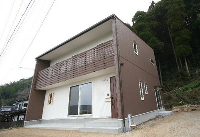 ブラウンの外壁に格子のバルコニー ブラウンの外壁に格子のバルコニー