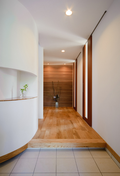 白と茶色のコントラストが美しい玄関ホール。 白と茶色のコントラストが美しい玄関ホール。