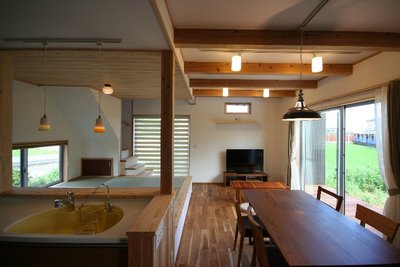 ナラの無垢材を床に使用したリビング ナラの無垢材を床に使用したリビング