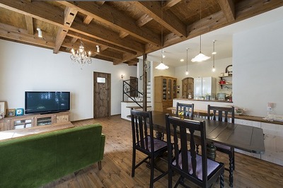 リビングダイニングと和室の壁は塗壁仕様。天井は梁みせにし、床はパン材の自然素材塗装にしました。テレビボードやデスク等も造作しました。
室内から外を見ると、どの窓からでも木々の緑と太陽光が降り注いで、室内にいても、まるで森林浴をしている気分です。 リビングダイニングと和室の壁は塗壁仕様。天井は梁みせにし、床はパン材の自然素材塗装にしました。テレビボードやデスク等も造作しました。
室内から外を見ると、どの窓からでも木々の緑と太陽光が降り注いで、室内にいても、まるで森林浴をしている気分です。