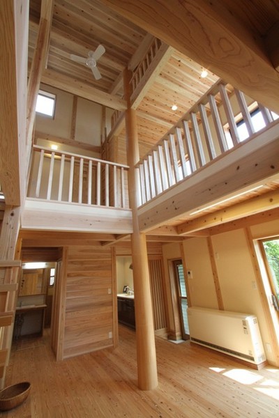 リビングの真ん中には天井まで伸びる大黒柱。 リビングの真ん中には天井まで伸びる大黒柱。