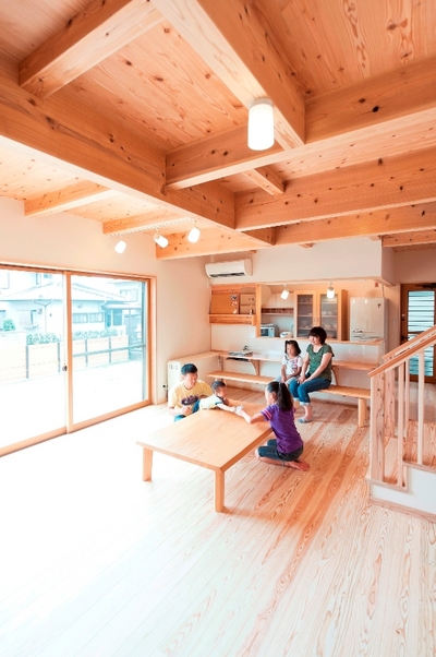 「広すぎないリビング」それがＴ様ご夫妻の共通のご希望でした。「なぜかって、いつも皆そばにいて一緒に過ごしていられるから（笑）」。
床は、杉の浮造り（うづくり）。節のないやさしい風合い。板目が浮きあがっているので素足にとっても心地よい。