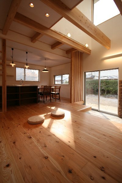 リビングの吹抜けには大きな窓を設けているので、室内はとっても明るいです