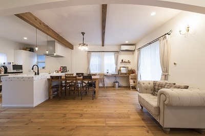 　天井は既存の梁を見せ、それに合わせて付け梁にしています。床は巾広のパイン材で自然素材塗装にしました。PCデスクも造作しています。