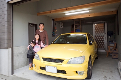 大切な車が雨風にさらされず、いつでもメンテナンスができるご主人念願のガレージ。
室内からもガレージへ行けるよう玄関脇に通路を確保。