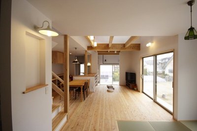 足触りの柔らかな杉の無垢材を使った室内 足触りの柔らかな杉の無垢材を使った室内