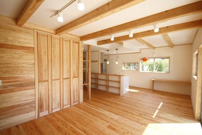 床は素足に心地良い無垢の杉材、壁は珪藻土で仕上げたナチュラルな雰囲気のリビング・ダイニング 床は素足に心地良い無垢の杉材、壁は珪藻土で仕上げたナチュラルな雰囲気のリビング・ダイニング