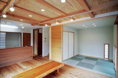 室内には、天井・床とも無垢材を使用。
ダイニングテーブルはあえて置かず、
大人数が座れる座卓を囲んで食事をするスタイル。