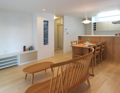 床は歩行感がとてもいい無垢材。壁はもちろん漆喰塗りで快適空間となっています。 床は歩行感がとてもいい無垢材。壁はもちろん漆喰塗りで快適空間となっています。