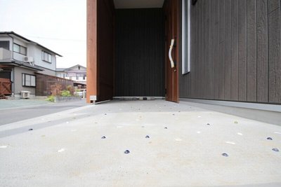 玄関ポーチにはビー玉が埋め込まれています 玄関ポーチにはビー玉が埋め込まれています
