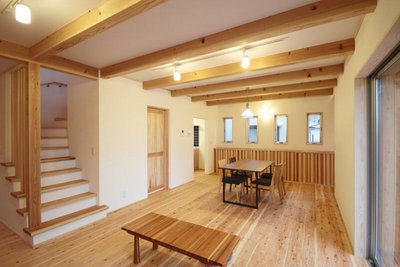 ストライプの扉が素敵な造作棚は、右側の廊下の方まで作っているので収納力は抜群☆ ストライプの扉が素敵な造作棚は、右側の廊下の方まで作っているので収納力は抜群☆