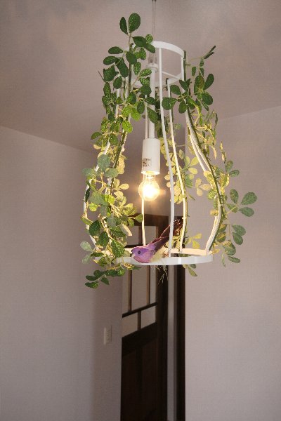 玄関ホールの照明。明かりを灯すと葉っぱの影が壁に映り、穏やかな空間が広がります。