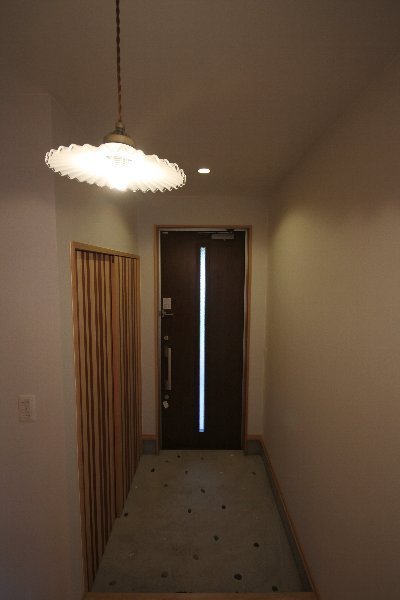 夜の玄関ホール。シェードのなみなみ模様が壁に映され、とてもかわいいです。 夜の玄関ホール。シェードのなみなみ模様が壁に映され、とてもかわいいです。