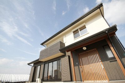 切妻屋根の落ち着いた雰囲気の外観