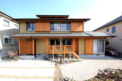 木製の雨戸やデッキがアクセントになっているK邸外観。建てた棟梁自身もうっとりと見取れるほどダイナミックで堂々とした佇まい。日当たりの良さとゆとりの敷地を活かし、駐車スペースを確保しながら庭づくりも実施。暮らすほどにシンボルツリーや季節の花木が、家族の暮らしを彩ってくれます。