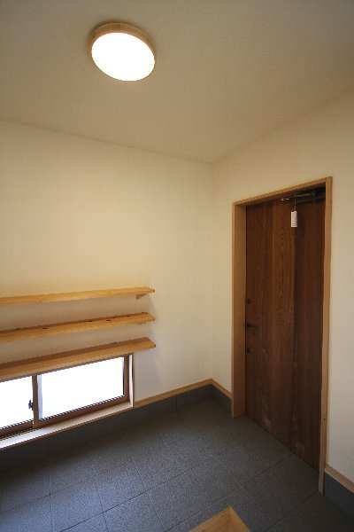 玄関ホールは足元に窓を設置。視線を気にすることなく、ほのかな光を取り入れることができます。 玄関ホールは足元に窓を設置。視線を気にすることなく、ほのかな光を取り入れることができます。