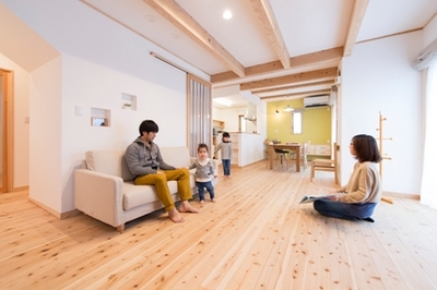 和室からリビング・ダイニングへひと繋がりになったゆとり空間。日当たりのよいリビングは南北に風が抜けるように設計し、夏でもエアコンを使わなくてもすむように工夫をしています。リビングの一角には奥様のピアノを置くスペースも確保。