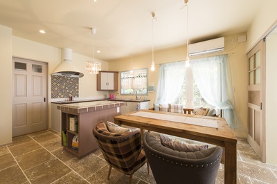 ダイニングの左側はオリジナルアイランドがあり、右側はコンサバトリースペース。