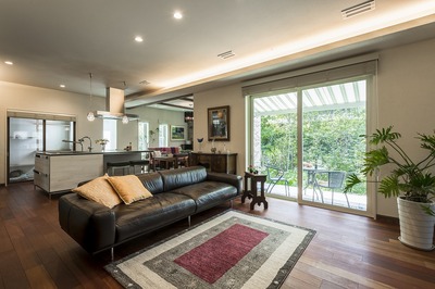 調湿された室内は湿度４５％～５３％を維持しているので、
室温が２８度でも非常に快適です。
この調湿のシステムは、家中にあしらわれている自然素材にもとても優しいです。