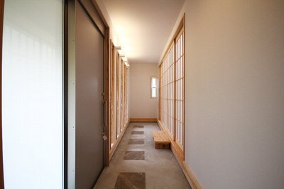奥まで延びる土間は、外の余韻を室内に引き込んでくれます
