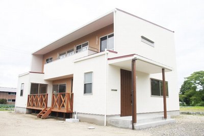 ボルドー色の屋根のラインが個性的な外観