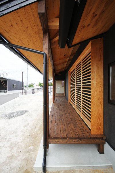 深い軒に守られたウッドデッキ。昼と夜、全然違う雰囲気をここでは楽しめます。 深い軒に守られたウッドデッキ。昼と夜、全然違う雰囲気をここでは楽しめます。
