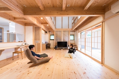 木の温もりと開放感に満ちた1Fリビング。空気を循環させるOMソーラーならではの吹抜け空間が気持ち良い。