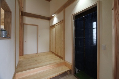 広々とした玄関にはシューズクロークのほかにハンガーパイプを設けた収納や二段に分けた収納があり、お出掛け用品を収納するのに便利。 広々とした玄関にはシューズクロークのほかにハンガーパイプを設けた収納や二段に分けた収納があり、お出掛け用品を収納するのに便利。