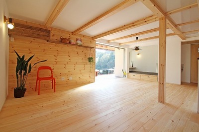 レッドパインの床材と無添加漆喰とパイン材が馴染んだリビング。