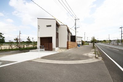 敷地にあわせて、間口は狭く、奥に細長い造りとなっています。 敷地にあわせて、間口は狭く、奥に細長い造りとなっています。