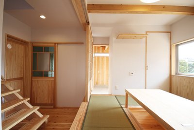 小上り和室と囲炉裏部屋は引き戸を開け放しておけば、一緒の空間として使えます