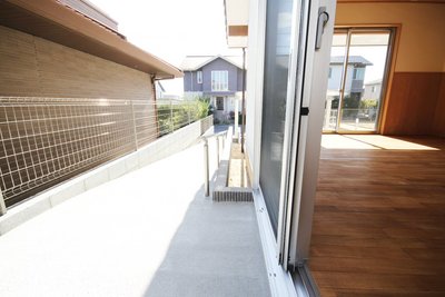 おばあちゃんの部屋から外へ続く通路はスロープにし、外出も安心です おばあちゃんの部屋から外へ続く通路はスロープにし、外出も安心です