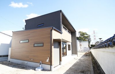 モダンな印象の外観に木目調のブラウンが入ることで、暖かみがプラスされます