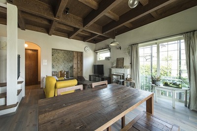 正面、掃出し窓の外にはパーゴラをつくり、将来、庭につながる小道には“緑のトンネル”ができる予定。
リビング奥の部屋は個性的な洋室で、リビングの一部として、あるいは、ご主人の書斎、家族のPCスペース、客間として……。