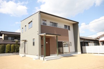 シンプルな箱型ながらも、カラーで個性をだした外観に仕上がりました。