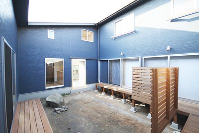 27.6帖ある広ーい中庭。家族だけの落ち着ける空間です。 27.6帖ある広ーい中庭。家族だけの落ち着ける空間です。