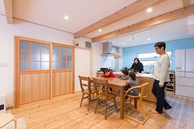 小国杉と珪藻土を用いたゆとりのＬＤＫ。子供たちの気配がわかるように対面式のオープンキッチン。
奥さまの希望でミーレの食洗機やアリエッタのレンジフードを採用。