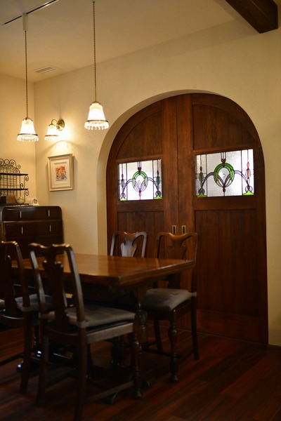 奥さまお気に入りのステンドグラスをはめ込みつつ、フレームはアーチ型に仕上げました。 奥さまお気に入りのステンドグラスをはめ込みつつ、フレームはアーチ型に仕上げました。