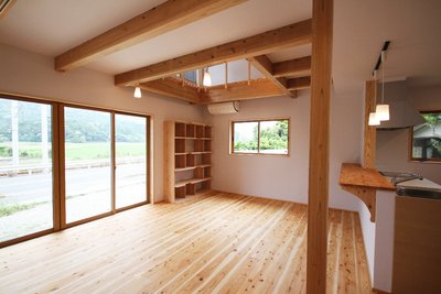 広い開口部を設け、圧倒的な開放感を実現したリビング