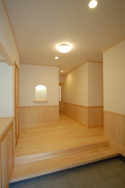 横幅のある広い玄関。