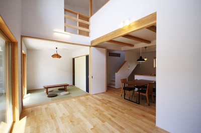 大きな吹抜けが開放感あるリビング