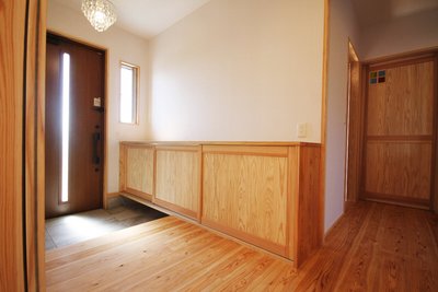 玄関に入ると無垢材たっぷりのあたたかい空間が出迎えてくれます