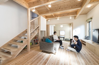 18．5畳のＬＤＫ。天井は梁を見せて木組の美しさを出して、無垢材の床は味のある節ありをチョイス。