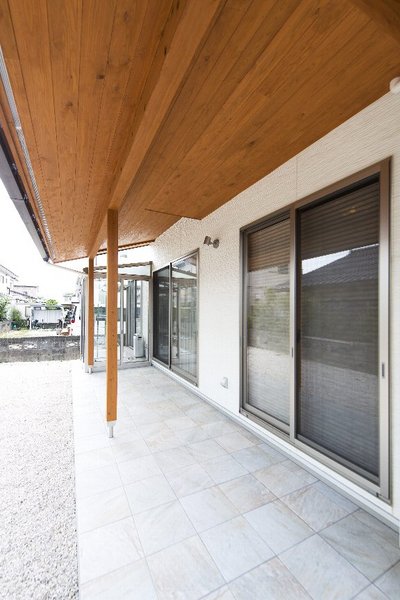 深い軒の出が室内への直射日光をガード