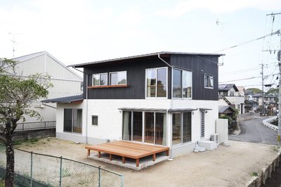 外壁は上下で貼り分けると、広がりや安定感を感じさせることができます。 外壁は上下で貼り分けると、広がりや安定感を感じさせることができます。