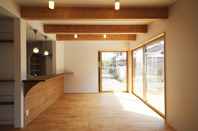 キッチン前にはカウンターを設置。