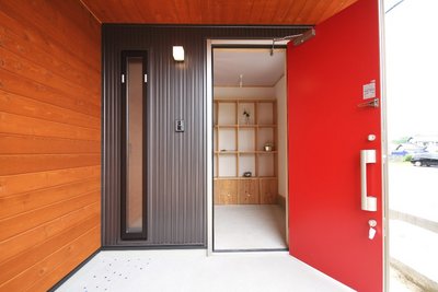 玄関ドアは赤をセレクト。個性的なカラーコーディネートが目を惹きます。 玄関ドアは赤をセレクト。個性的なカラーコーディネートが目を惹きます。